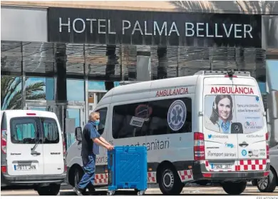 ?? EFE/ATIENZA ?? Una ambulancia en la puerta del hotel Palma Bellver de Mallorca, donde se ha confinado a los estudiante­s.
