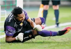  ?? /GETTY IMAGES ?? Máximo Banguera celebra tras atajar un tiro penal en el duelo contra el Palmeiras de Brasil.