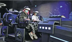  ?? LIU WENHUA / CHINA NEWS SERVICE ?? Two shoppers try VR games at a department store in Hohhot, Inner Mongolia autonomous region.