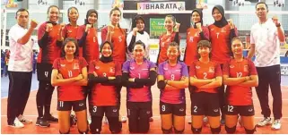  ?? FOTO-FOTO: BANK JATIM FOR JAWA POS ?? CHAMPION: Tim voli putri PT Bank Pembanguna­n Daerah Jawa Timur Tbk (bankjatim) berhasil menjuarai Livoli Divisi Utama 2019. Foto bawah, momen pelepasan tim voli putri oleh manajemen bankjatim.