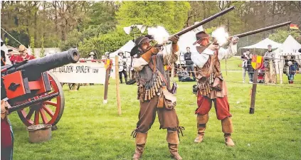  ??  ?? Das Ritterspek­takel rund ums Arcener Schloss lässt das geldrische Oberquarti­er von 1475 wieder lebendig werden.