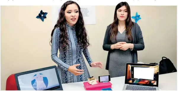  ??  ?? Las estudiante­s del Poli Alejandra Miranda Vega y Abril Corona Figueroa mostraron dos versiones del prototipo de PregGoBaby.