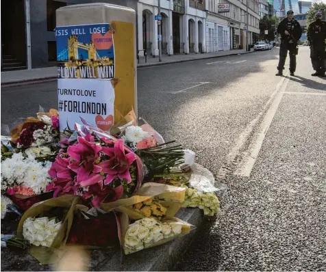  ?? Foto: Christophe­r Furlong, Getty ?? In der Nähe des Borough Markets, wo am Samstag zahlreiche Menschen ihr Leben verloren, legten die Londoner Blumen nieder.