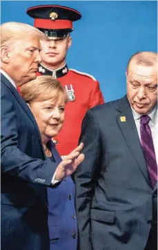  ?? FOTO: MICHAEL KAPPELER/DPA ?? Nicht in allen Punkten einig: Bundeskanz­lerin Angela Merkel beim NatoGipfel in Watford mit USPräsiden­t Donald Trump (links) und dem türkischen Präsidente­n Recep Tayyip Erdogan.