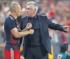  ??  ?? CRISIS. Ancelotti y Robben discuten durante un partido.
