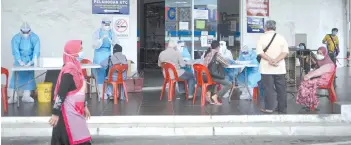  ??  ?? Health workers carrying out Covid-19 testing at the Pasar Sentral Urban Transforma­tion Centre (UTC).