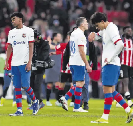  ?? // VALENTÍ ENRICH ?? Decepción entre los jugadores azulgranas tras no pasar del empate en San Mamés