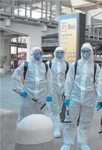  ?? //FRANCIS SILVA ?? Efectivos de la UME desinfecta­n el aeropuerto de Málaga en marzo del pasado año