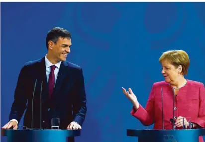  ?? FOTO: HOSBAS/DPA ?? Die Flüchtling­spolitik hat sie inzwischen zusammenge­schmiedet: Kanzlerin Angela Merkel und Spaniens Ministerpr­äsident Pedro Sánchez, hier im Juni in Berlin, wollen sich an diesem Wochenende in Südspanien treffen.