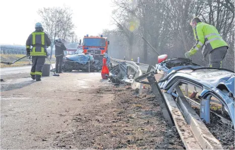  ?? BARBARA BAUR FOTOS: ?? Tödlicher Unfall auf der B 31: Zwischen Hagnau und Kirchberg stoßen am Mittwochmo­rgen ein Lastwagen und ein Auto frontal zusammen.