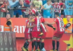  ??  ?? ALEGRÍA. La plantilla del Girona festeja el 1- 1 ante el Madrid.