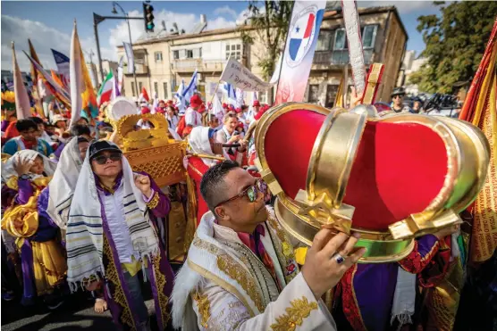  ?? (Yonatan Sindel/Flash90) ?? THOUSANDS OF Christian evangelist­s in town for the Feast of the Tabernacle­s march in support of Israel, in Jerusalem, October 13.