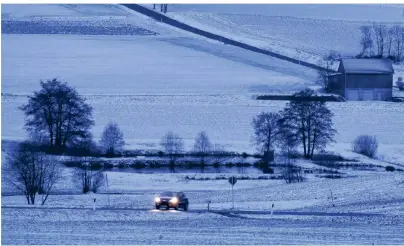  ?? FOTO: NICOLAS ARMER/DPA-TMN ?? Winter-Wunderland oder Tour des Schreckens: Der eigene Fahrstil ist die entscheide­nde Konstante auf Schnee und Eis.