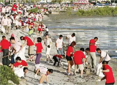  ??  ?? Team effort: Participan­ts taking part in the Cleaning Gurney 2012 event.