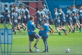  ?? FOTO: PERE PUNTÍ ?? Gallego y Tamudo Hablan sobre la situación de la plantilla en la primera sesión