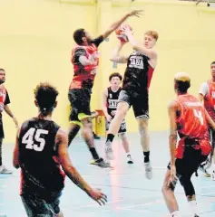  ?? Picture: ATU RASEA ?? Action from a basketball match at the Yat Sen School gym.