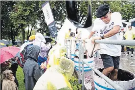  ?? JULIE JOCSAK TORSTAR FILE PHOTO ?? Louis Lee Sing, mayor of Port of Spain in Trinidad and Tobago, was the hit of the show back in 2013 when he took part in the mayor’s grape stomp at the Niagara Wine Festival.