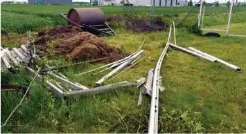  ?? Archivfoto: Marcus Merk ?? Beim Tornado vor zwei Jahren war der Sportplatz in Stettenhof­en verwüstet worden. Ballfangne­tze und Tore waren umgeknickt und auch der Rasen war kaputt. Lange konnte hier nicht mehr gespielt werden.