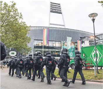  ?? FOTO: IMAGO ?? Polizeikrä­fte sichern beim Nordderby und Hochrisiko­spiel zwischen Werder Bremen und dem Hamburger SV am 18. September den Vorplatz des Weserstadi­ons.