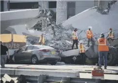  ??  ?? Workers begin their investigat­ions at the scene in Miami, Florida