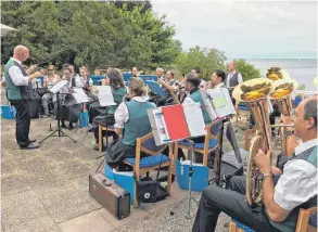  ?? FOTO: CHRISTEL VOITH ?? Auch der Musikverei­n Fischbach trägt vieles zum Gemeinscha­ftsgefühl bei. Es dirigiert Helmut Geray.