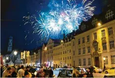  ?? ?? Feuerwerk über der Stadt: Augsburg feierte den Jahreswech­sel.