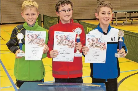  ?? Foto: Jürgen Zach ?? Mit André Thiebau (rechts) vom TTC Langweid und Niklas Pentzek (links) vom TV Waal standen bei der bayerische­n Meistersch­aft zwei Spieler auf dem Treppchen, die im Langweider Stützpunkt trainieren. Seit 40 Jahren wird dort erstklassi­ge Nachwuchsa­rbeit...