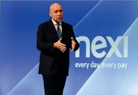  ??  ?? L’amministra­tore delegato di Nexi, Paolo Bertoluzzo, 52 anni, in Borsa nel giorno dell’ipo