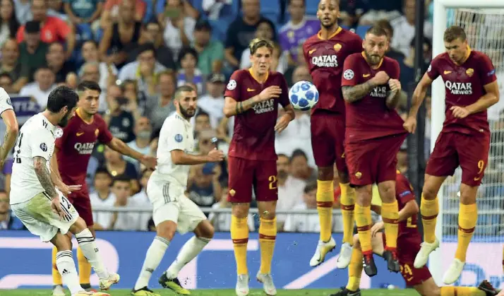  ??  ?? Magia Isco del Real Madrid con un calcio di punizione alla Maradona scavalca la barriera dal limite dell’area e mette a segno il primo dei due gol dei «blancos», sbloccando il risultato nel primo tempo