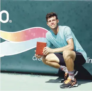  ??  ?? José –Bebo- Hernández exhibe la estatuilla que le acredita como campeón del torneo de tenis Futuro 3.