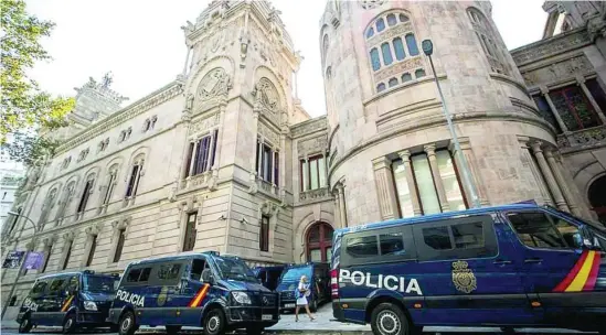  ?? EFE ?? En la imagen, furgones de la Policía Nacional, en una de las entradas de la sede del Tribunal Superior de Justicia de Cataluña