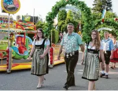  ?? Fotos: Erich Echter ?? Franz Schindele schenkt die erste Maß Festbier ein (von links oben nach rechts unten). Mit zwei Königinnen, der Kartoffelk­önigin (links) und der Spargelkön­igin durfte Vor sitzender Hans Steiger auf ein gutes Gelingen anstoßen. Bierzelt und...