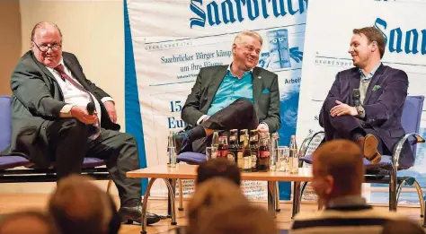  ?? FOTOS: OLIVER DIETZE ?? Keine verbalen Angriffe, dafür eine sympathisc­he Runde: Hartmut Ostermann, Herbert Eder und Dominik Holzer (von links) bezogen vor dem Start in die zweite Saisonhälf­te der Regionalli­ga Südwest im Forum der dennoch klar Stellung.