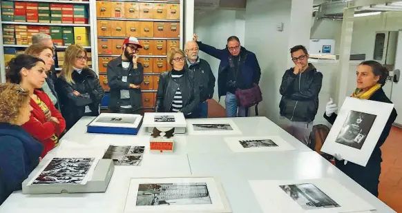  ??  ?? Bianco e nero Qui sopra, una visita guidata all’archivio del Museo di Fotografia Contempora­nea di Cinisello Balsamo (Mi). Le immagini custodite vengono svelate al pubblico