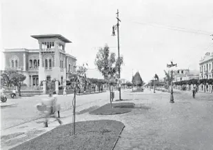  ??  ?? El cruce de las calles de Jalisco y Orizaba en los años 20. Esta es la vista aproximada que se tenía desde el Café de Nadie.