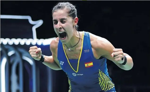  ??  ?? EXPLOSIÓN. Carolina Marín grita liberando toda la tensión acumulada: lo había conseguido, se había proclamado campeona del Mundo por tercera vez.