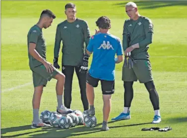  ??  ?? INCÓGNITAS. Dani Martín, junto a Joel Robles y Carlos Marín durante un entrenamie­nto.