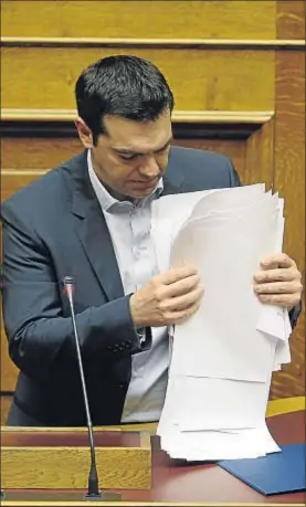  ?? THANASSIS STAVRAKIS / AP ?? Comida, techo, luz y médico. Tsipras confirmó ante el Parlamento griego su programa de gobierno, que incluye un plan de choque de ayuda a los más pobres