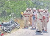  ?? HT PHOTO ?? Police inspecting the accident spot on the Tarn Taran-goindwal Sahib road on Thursday.