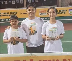  ?? ?? Chelsea Bernaldez (right) shares MVP honors with young Kresthan Belacas as Sainz Tennis Club president Jular Maybano looks on.