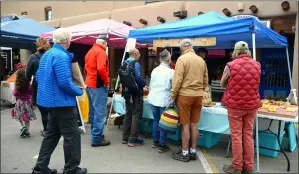  ?? ?? A line of customers stand waiting for bread from Bread Club Taos on Saturday (Oct. 8).