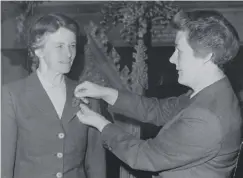  ??  ?? Elspeth Webster (right) handing over the badge of office to Mrs Mary Mcgillivra­y, first president of the Deaconess Council