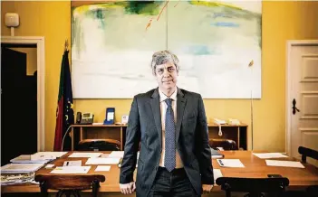  ?? FOTO: IMAGO ?? Der an der Algarve geborene Mario Centeno ist seit zwei Jahren Finanzmini­ster Portugals. Der Wirtschaft­swissensch­aftler spricht fünf Sprachen.