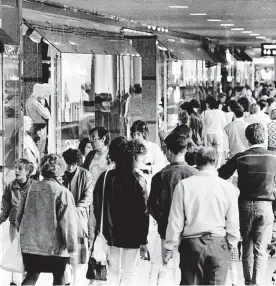  ?? ?? Shoppers in the new mall