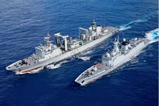  ?? Cnsphoto ?? 6 de abril de 2017. Flota de la Armada china marcha rumbo al Golfo de Adén y las aguas de Somalia.
