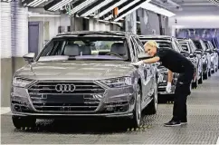  ??  ?? Produktion des Audi A8 am Standort Neckarsulm. Beim Ingolstädt­er Autobauer droht ein Kahlschlag im Vorstand. Vier Top-Manager stehen vor dem Aus.