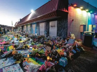  ?? PARKER SEIBOLD/THE GAZETTE 2022 ?? Tributes accumulate outside Club Q on Nov. 25 in Colorado Springs, Colo., after a deadly shooting there.