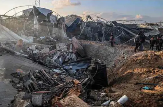  ?? © Said Khatib/afp ?? Palestijne­n doorzoeken het puin van een gebouw na Israëlisch­e bombardeme­nten op Rafah, maandag.