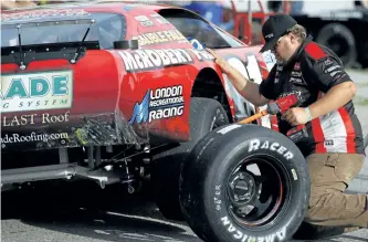  ?? CLIFFORD SKARSTEDT/EXAMINER FILE PHOTO ?? A crew member changes tires in the pit during the 100 Lap APC Series Pro Late Model event featuring Four Funs, Renegade Trucks, Thunders and 100 Lap APC Series Pro Late Model on Saturday July 16, 2016 at Peterborou­gh Speedway.