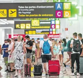  ??  ?? Auf dem Flughafen Palma hat die Rückflugwe­lle schon eingesetzt – am Wochenende wird der Höhepunkt erwartet.